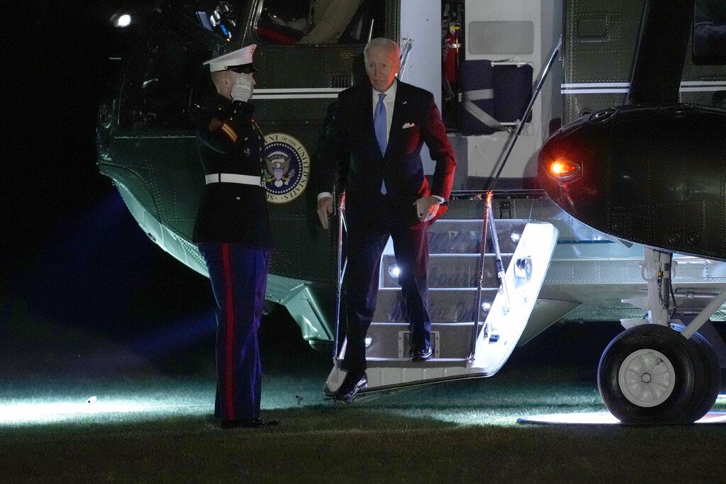 Presiden Amerika Serikat Joe Biden meninggalkan helikopter Marine One di halaman Gedung Putih, Washington, Rabu (22/2/2023). 