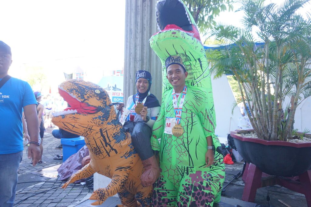 Peserta lomba lari Semarang 10K Powered by Isoplus mengenakan kostum unik untuk berlari di Semarang, Jawa Tengah, Minggu (18/12/2022).