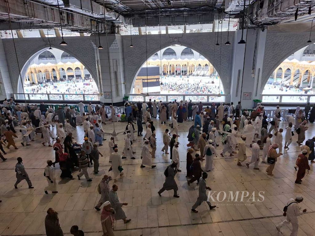 Jemaah menjalankan tawaf (mengelilingi Kabah) di Masjidil Haram, Mekkah, Arab Saudi, Minggu (25/6/2023) siang waktu Arab Saudi. Meski Senin (26/6/2023) sudah akan dimulai proses wukuf, dengan bergeraknya jemaah dari Mekkah ke Arafah, jemaah tetap antusias beribadah di Masjidil Haram hingga Minggu.