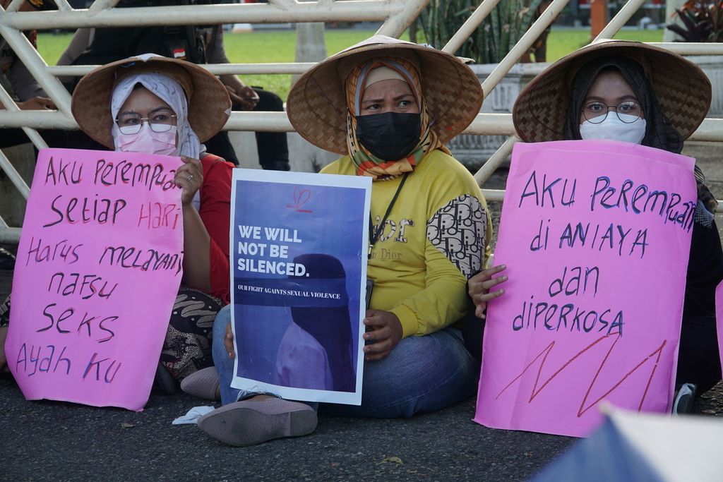 Anggota Jaringan Peduli Perempuan Sumatera Barat mengikuti aksi damai antikekerasan seksual terhadap perempuan dan anak di Jalan Jenderal Sudirman depan Kantor Gubernur Sumatera, Padang, Sumatera Barat, Kamis (25/11/2021). 