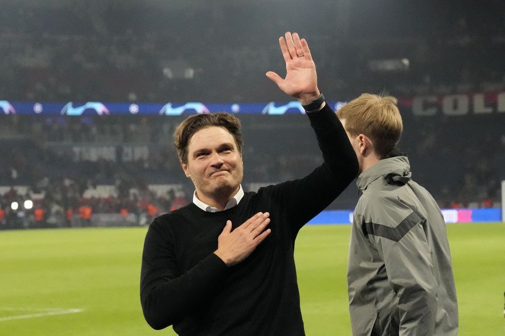 Pelatih Dortmund Edin Terzic memberikan apresiasi kepada pendukung seusai laga kedua semifinal Liga Champions melawan PSG, Rabu (8/5/2024) dini hari WIB. 