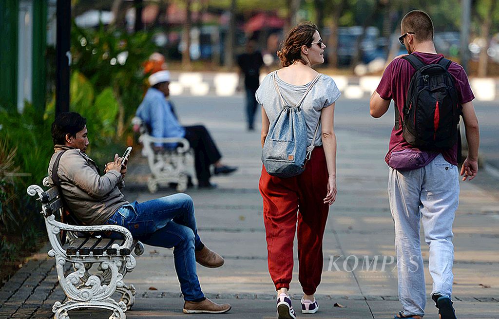 Wisatawan mancanegara berjalan kaki menyusuri jalur pedestrian di kawasan Monas, Jakarta Pusat, Rabu (13/9).  Trotoar yang nyaman, bersih, dan terawat  mendukung warga untuk berjalan kaki.