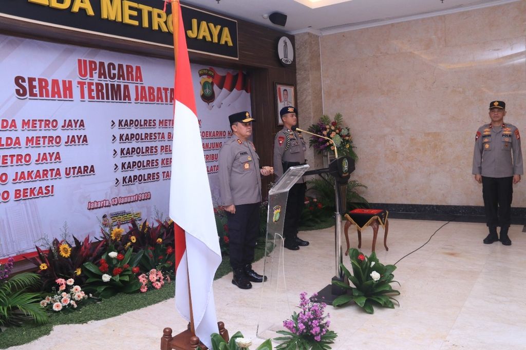  Kepala Kepolisian Daerah Metro Jaya Inspektur Jenderal Fadil Imran memimpin upacara serah terima jabatan 18 pejabat Polda Metro Jaya di Gedung Promoter Polda Metro Jaya, Jakarta, Jumat (13/1/2022).