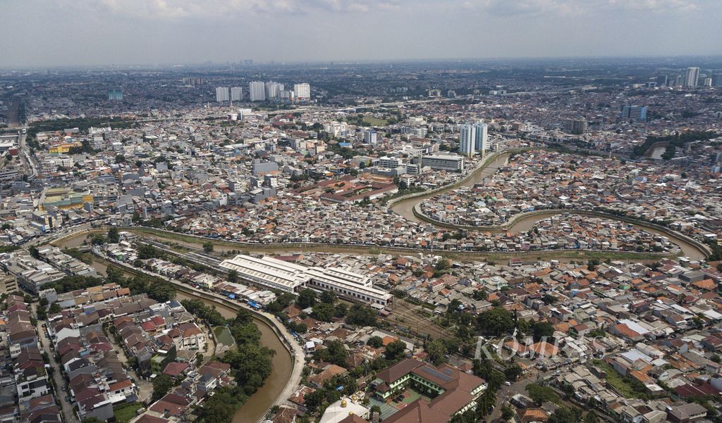 Lansekap Kali Ciliwung yang membelah wilayah Jatinegara, Jakarta Timur, dengan Tebet di Jakarta Selatan.