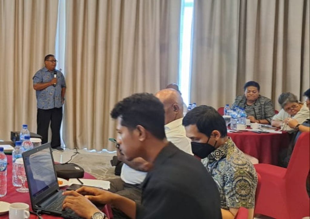 Richard Patty (kiri) selalu perwakilan tim peneliti menyampaikan hasil studi analisis kebutuhan peningkatan layanan dasar pendidikan dan kesehatan Papua-Papua Barat Tahun 2023, di Jayapura, Rabu (26/7/2023).