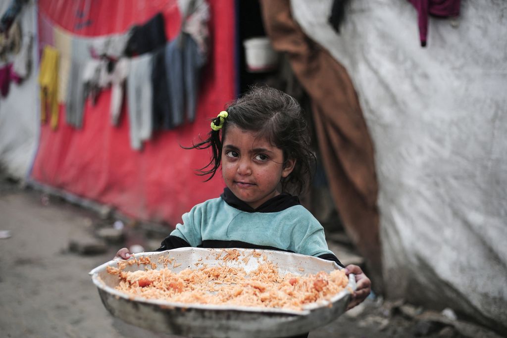 Seorang anak perempuan di penampungan pengungsi di Rafah, Gaza selatan, 27 Februari 2024. 
