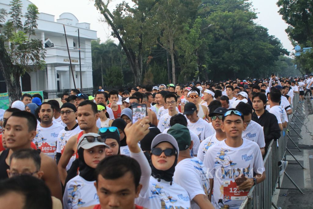 Para pelari bersiap menjajal lintasan Run the City Medan yang merupakan bagian dari LPS Monas Half Marathon di Medan, Sumatera Utara, Minggu (5/5/2024). 