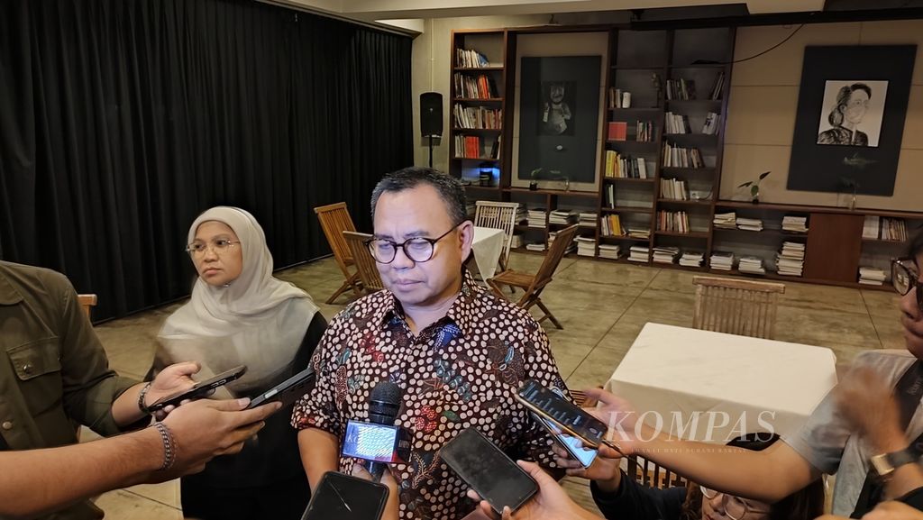 Former Minister of Energy and Mineral Resources Sudirman Said, during the launch of his second anthology book "Moving with Justice", on Thursday (November 30, 2023), in Jakarta.
