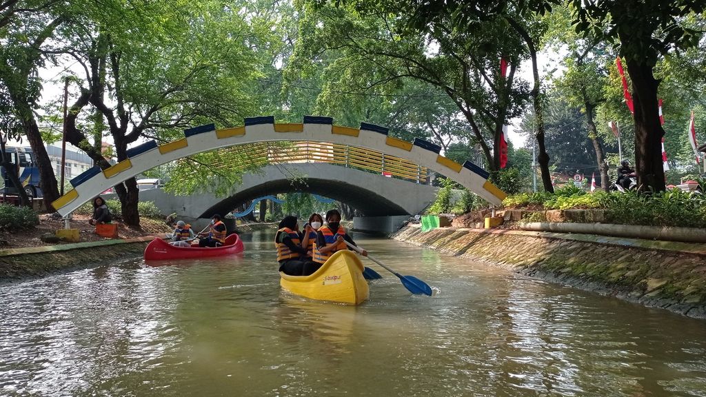 Warga mengayuh kano ketika menjajal wisata air di Kali Sipon, Kota Tangerang, Banten, Sabtu (20/8/2022).