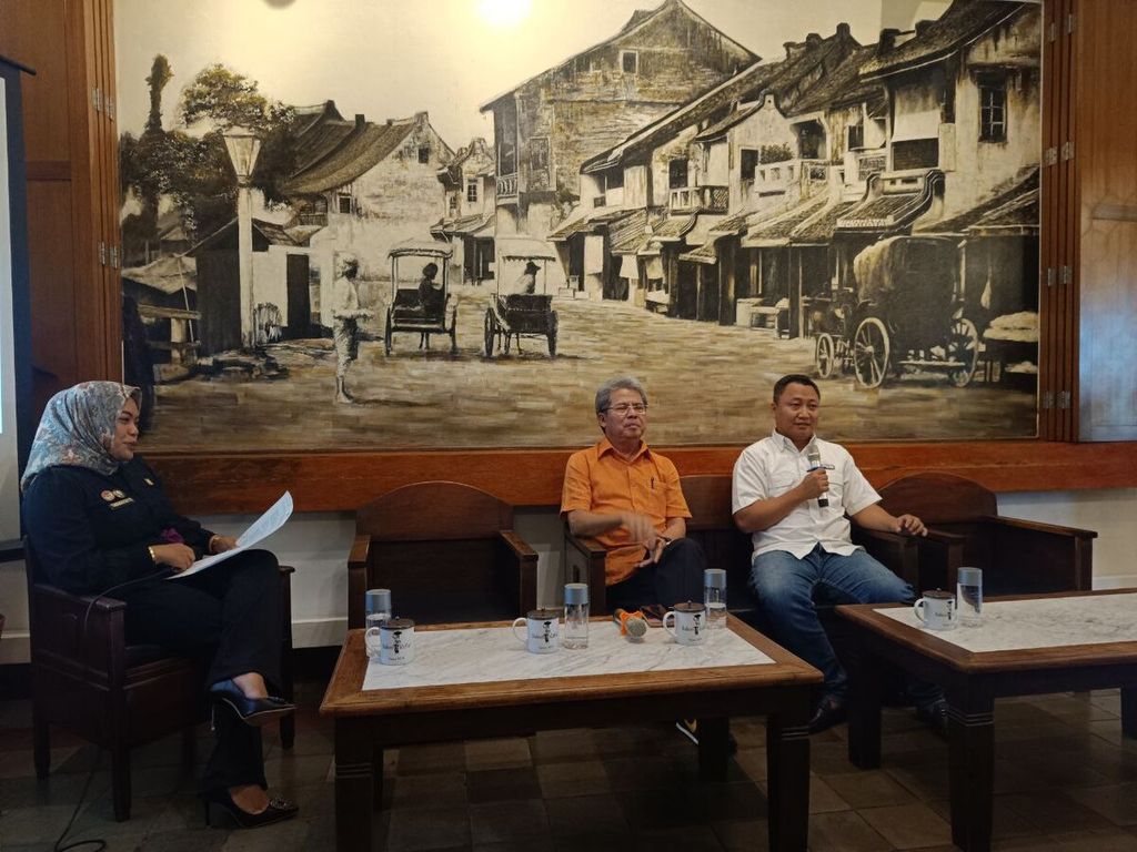 Tim Pemenangan Nasional Ganjar-Mahfud Todung Mulya Lubis (dua dari kiri) dan Tim Nasional Pemenangan Amin Zuhad Aji Firmantoro (kanan) dalam diskusi BedaHAM: Menakar Implementasi dan Proyeksi HAM Pemilu di Jakarta, Jumat (24/11/2023). 