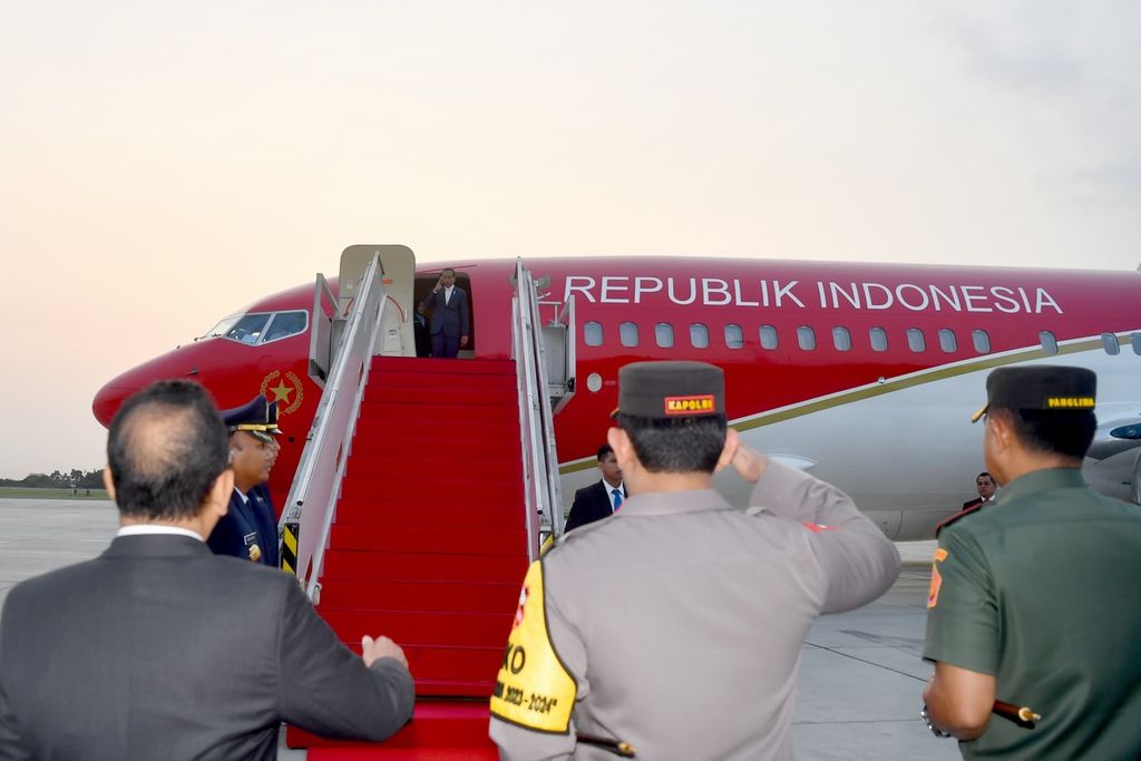 Presiden Joko Widodo bertolak menuju Jepang pada Sabtu (16/12/2023), dalam rangka kunjungan kerja. Pesawat Kepresidenan Indonesia 1 yang membawa Presiden bersama rombongan terbatas lepas landas dari Pangkalan TNI AU Halim Perdanakusuma Jakarta sekitar pukul 06.00 WIB.