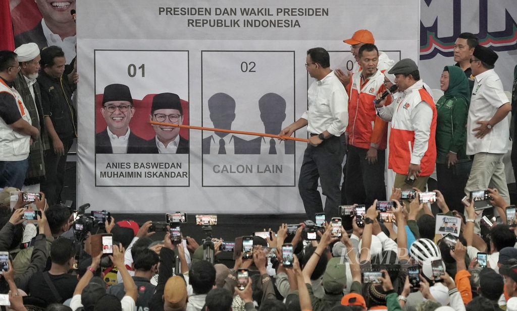 Calon presiden Anies Baswedan menyimulasikan pencoblosan kertas suara bergambar dirinya di depan pendukungnya saat berkampanye di Gedung Olahraga Laga Tangkas, Pakansari, Cibinong, Kabupaten Bogor, Jawa Barat, Selasa (28/11/2023). 