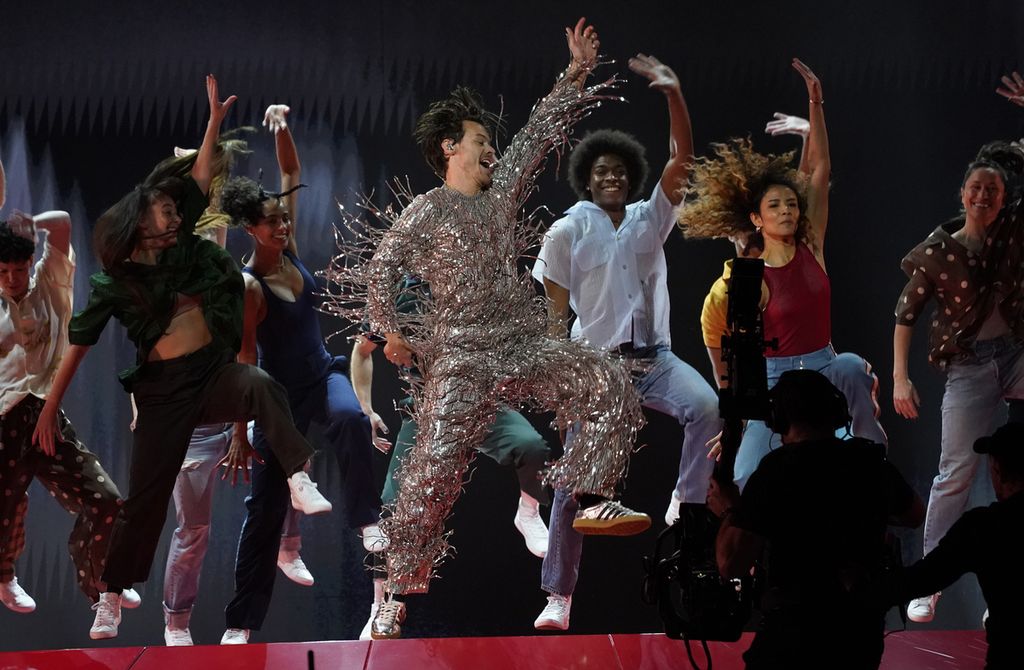 Harry Styles tampil di panggung Grammy Awards ke-5 dengan membawakan lagu "As It Was". 
