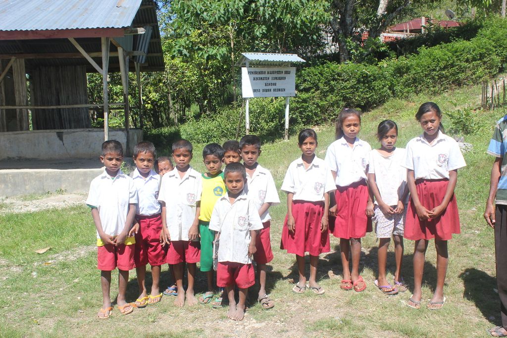 Siswa SD di Lamaknen Kabupaten Belu, perbatasan RI-Timor Leste. Di sekolah ini pun hanya ada tiga guru PNS dan tujuh guru lain berprofesi sebagai guru honor. Kornelis Kewa Ama.
