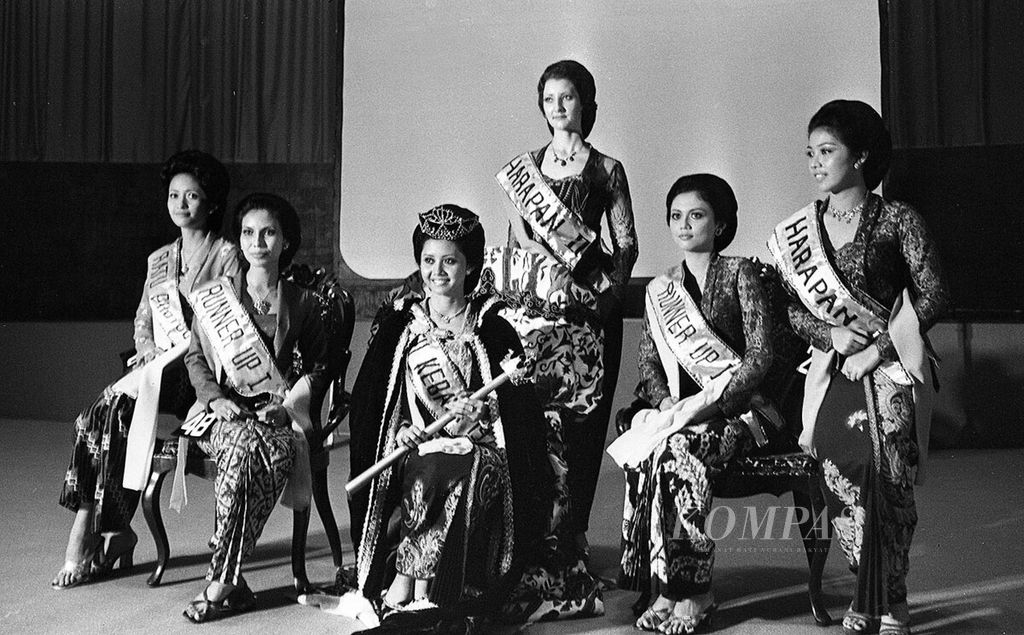Henny Jokorencono yang terpilih sebagai Ratu Kebaya 1975 (tengah) bersama para pemenang (kiri ke kanan) Metry Syaifiudin (Ratu Photo), Laksmi Simanjuntak (<i>runner-up</i> I), Jarmila Nadji (harapan II dan satu-satunya peserta dari Chekoslowakia), Nunun Sarwono (<i>runner-up </i>II), Nila Moensir (harapan I dan kesayangan). Pemilihan ratu kebaya diselenggarakan dalam rangka Hari Kartini di Convention Hall, Senin (21/4/1975) malam. 