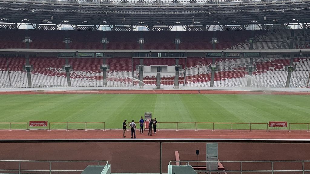 Stadion Utama Gelora Bung Karno, Senayan, Jakarta, Selasa (8/11/2022). Rumput stadion itu telah dirapikan sejak Juni 2022 dan ditargetkan rampung total pada akhir November 2022.
