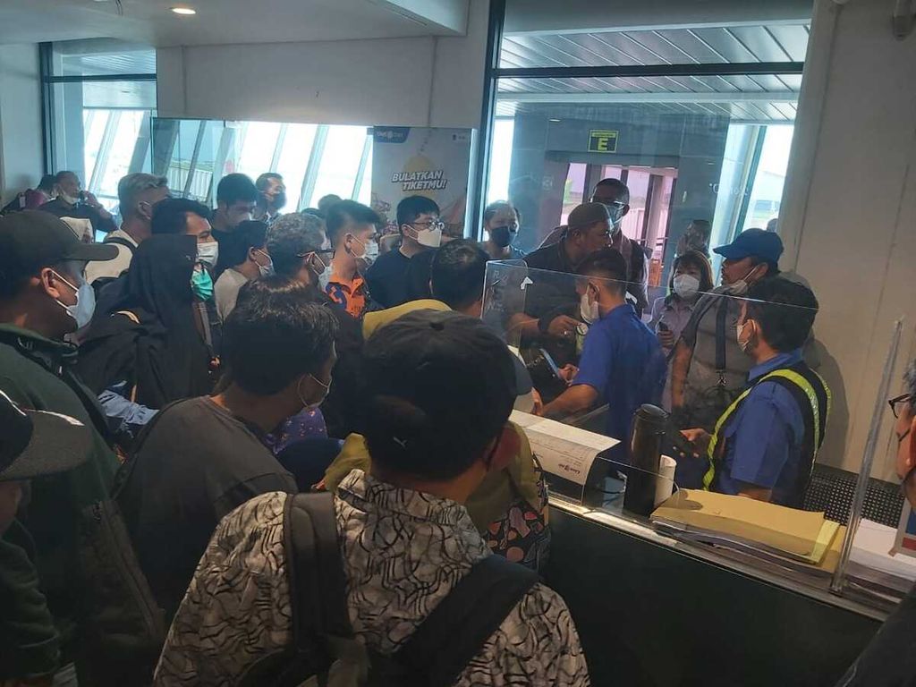 Ratusan penumpang pesawat di Bandara Juanda Surabaya menumpuk di ruang tunggu setelah pesawat batal terbang karena fasilitas landas pacu bermasalah, Minggu (22/5/2022).