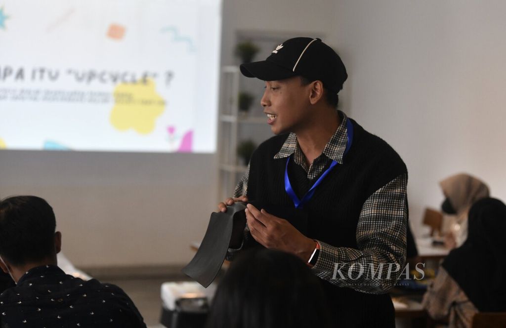 Wira Laga Bachtiar hadir sebagai pemateri dalam <i>workshop</i> dengan tema Make it Trash-ionable: Upcyling Trash into Fashionable Items dalam Kompasfest 2022 Presented by BNI di Kalla di Kalijaga, Jakarta Selatan, Sabtu (20/8/2022). 