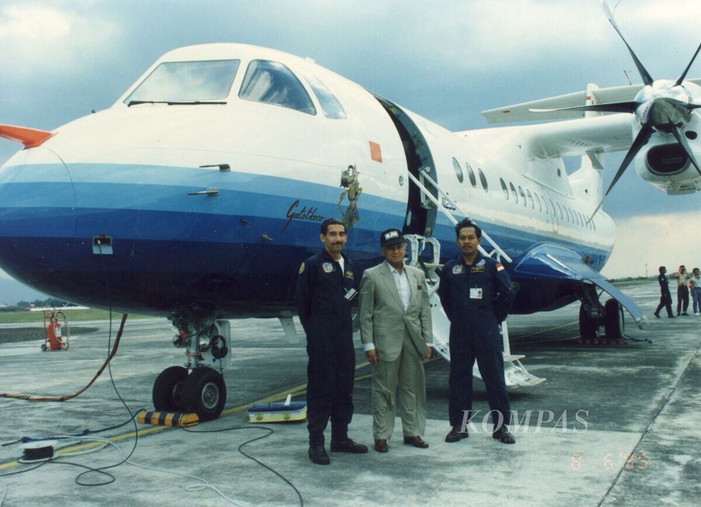Kedua test-pilot Gatotkoco, Erwin Danuwinata bersama Sumarwoto, mendampingi Menristek Habibie di muka pesawat N-250.