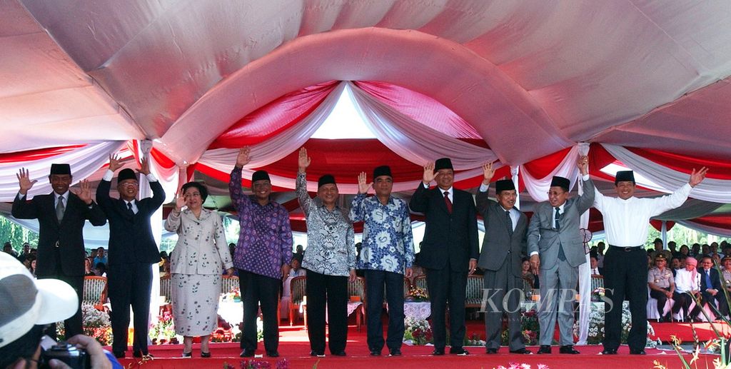 Lima pasangan calon presiden dan wakil presiden melambaikan tangan sebelum menandatangani prasasti Siap Menang Siap Kalah dalam kampanye perdana pemilu presiden di Monumen Nasional, Jakarta, Selasa (1/6/2004). Kelima pasangan itu adalah (dari kiri ke kanan) Wiranto-Salahuddin Wahid, Megawati Soekarnoputri-Hasyim Muzadi, Amien Rais-Siswono Yudo Husodo, Susilo Bambang Yudhoyono-Jusuf Kalla, dan Hamzah Haz-Agum Gumelar. 
