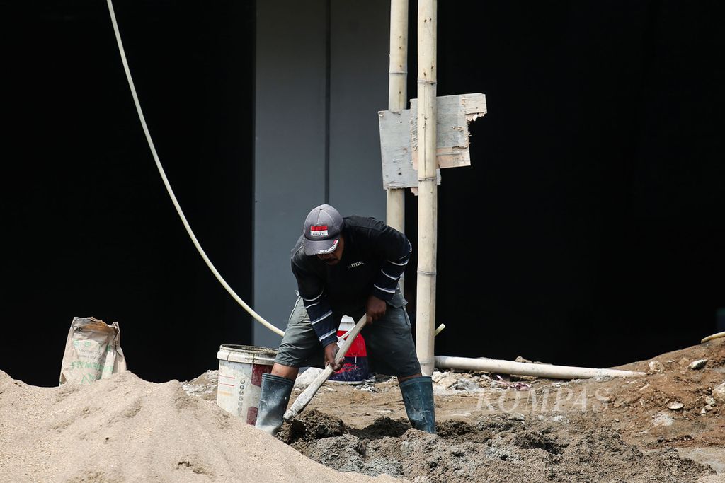 Buruh bangunan menyelesaikan pembangunan sebuah ruko di kawasan Cileungsi, Bogor, Jawa Barat, Sabtu (19/2/2022). 