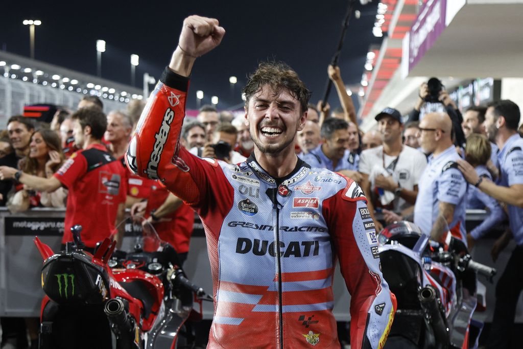 Pebalap Gresini Racing Italia, Fabio Di Giannantonio, meluapkan kegembiraannya seusai meraih kemenangan pada MotoGP Qatar di Sirkuit Internasional Lusail, Senin (20/11/2023) dini hari WIB. Ini kemenangan pertamanya dalam balapan MotoGP musim 2023.
