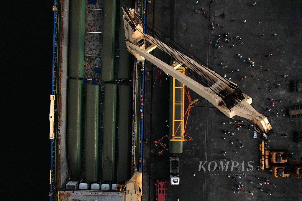 Proses penurunan rangkaian kereta api cepat Jakarta-Bandung yang baru tiba perdana di Pelabuhan Tanjung Priok, Jakarta Utara, Jumat (2/9/2022). Sebanyak dua <i>trainset</i>, yang terdiri dari 1 rangkaian kereta inspeksi dan 1 rangkaian kereta api cepat, diturunkan dari kapal barang Cosco Shipping.