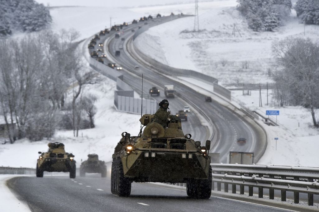 Konvoi kendaraan-kendaraan lapis baja Rusia melaju di jalan raya di Crimea, 18 Januari 2022. 