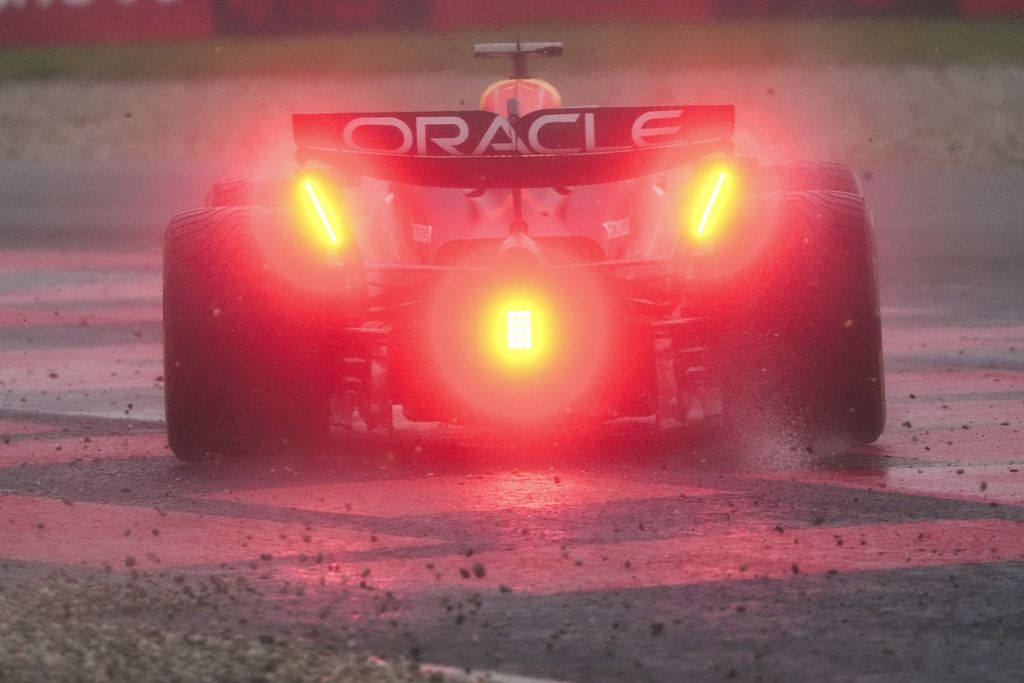 Pebalap Red Bull, Max Verstappen, mengarahkan mobilnya kembali ke lintasan setelah tergelincir ke gravel saat kualifikasi sprint balap Formula 1 seri China di Shanghai, Jumat (19/4/2024). 