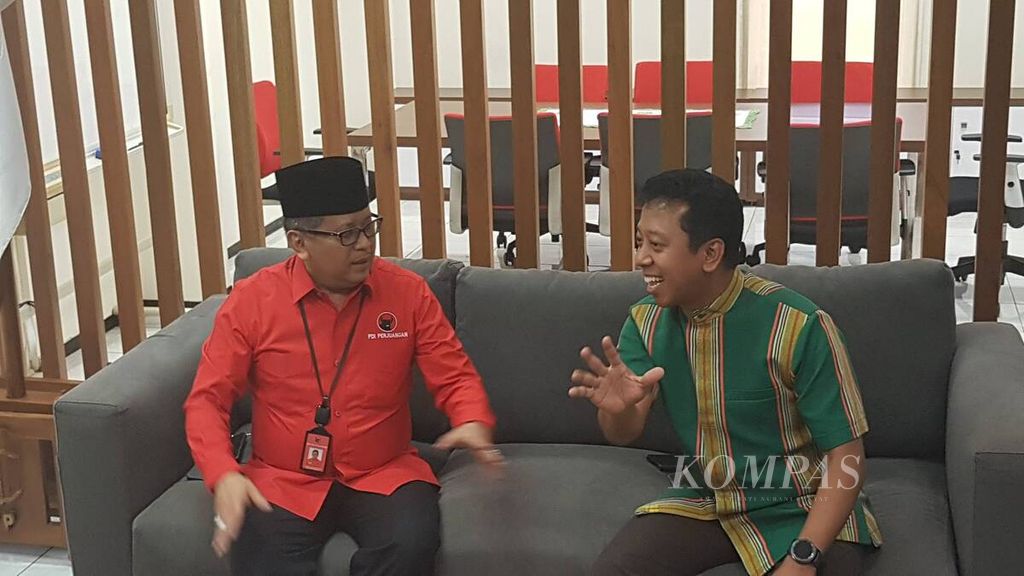 Sekretaris Jenderal PDI-P Hasto Kristiyanto (kiri) bercengkerama dengan Ketua Majelis Pertimbangan PPP Romahurmuziy.