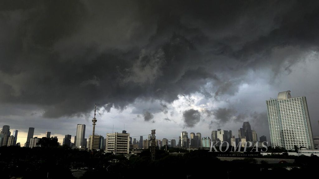 Mendung gelap menggelayut di atas langit sesaat sebelum hujan deras mengguyur kawasan Jakarta Pusat, Kamis (17/3/2022). Memasuki peralihan musim, potensi hujan deras disertai angin masih sering terjadi di Jakarta dan sekitarnya. Masyarakat diminta mewaspadai dampak dari hujan disertai angin tersebut.