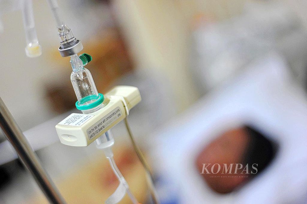 Asupan makanan melalui infus diberikan kepada pasien demam berdarah dengue (DBD) di sebuah rumah sakit di Ciputat, Tangerang Selatan, Banten, Kamis (31/3). Di Tangerang Selatan kasus DBD sejak Januari 2016 hingga kini mencapai 480 kasus, dengan <i>case fatality rate</i> (rasio kematian) sebesar 1,0 persen. 