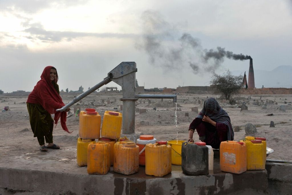 Dalam file foto yang diambil pada 3 Februari 2020 ini, sejumlah wanita mengambil air dari pompa air tangan di pinggiran Jalalabad. Kelaparan, kekeringan, dan penyakit akan menimpa puluhan juta orang lagi dalam beberapa dekade, menurut rancangan penilaian PBB yang memaparkan konsekuensi kesehatan manusia yang mengerikan dari planet yang memanas. Setelah tahun pandemi yang membuat dunia berbalik, laporan Panel Antarpemerintah tentang Perubahan Iklim yang akan datang menawarkan visi yang menyedihkan dari beberapa dekade mendatang: kekurangan gizi, kerawanan air, penyakit sampar. 