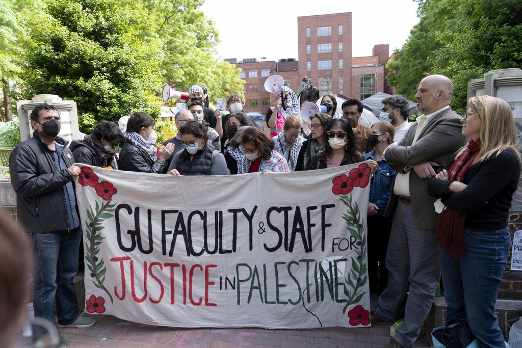 Unjuk rasa menolak Perang Gaza di George Washington University di Washington, Amerika Serikat, pada Kamis (25/4/2024).