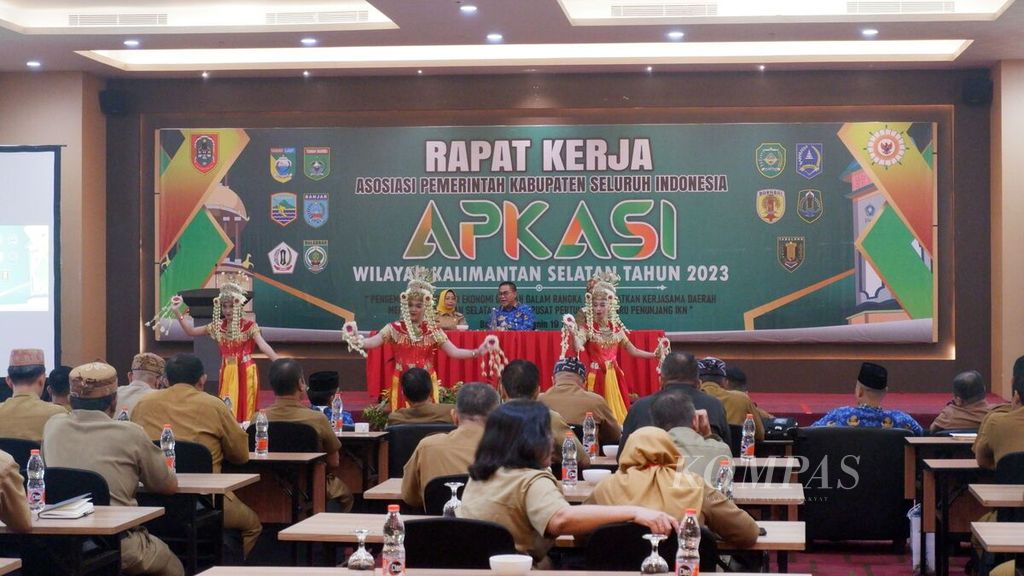 Persembahan tari Baksa Kembang dalam pembukaan Rapat Kerja Asosiasi Pemerintah Kabupaten Seluruh Indonesia (Apkasi) Wilayah Kalimantan Selatan Tahun 2023 di Banjarmasin, Senin (19/6/2023).