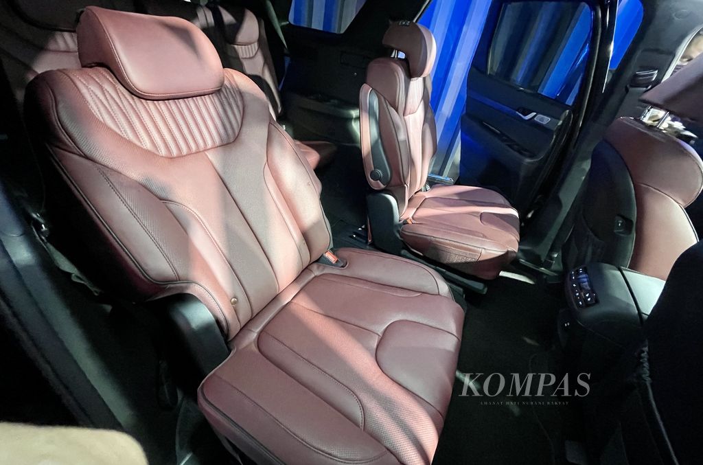 Baris kedua Hyundai Palisade tipe Signature terbaru masih menggunakan <i>captain seat</i> dengan ukuran kabin yang lega. Jok di baris kedua ini mendapat pengaturan suhu.