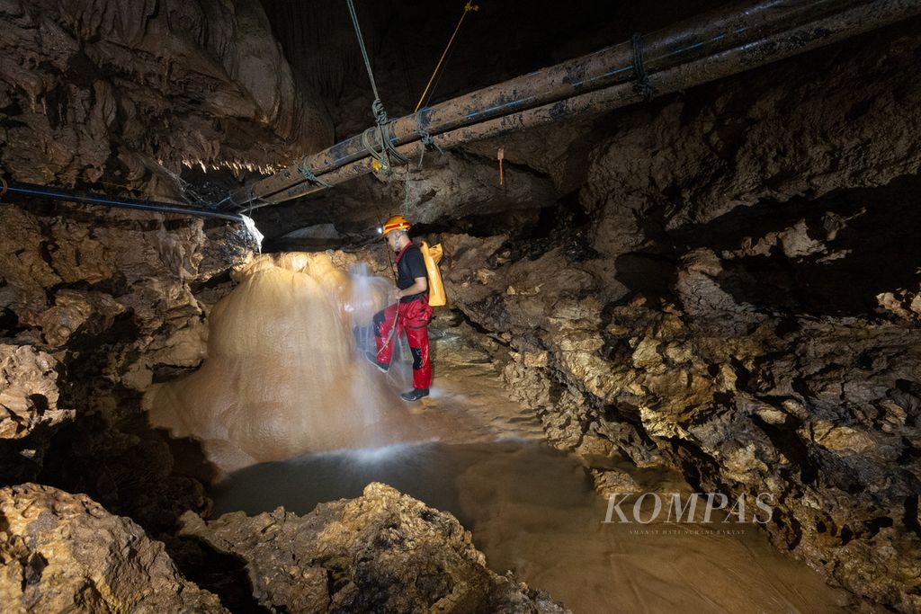 Sungai bawah tanah yang mengalir di dalam Goa Pulejajar, Desa Jepitu, Girisubo, Gunungkidul, DI Yogyakarta, Kamis (14/7/2022) malam. 