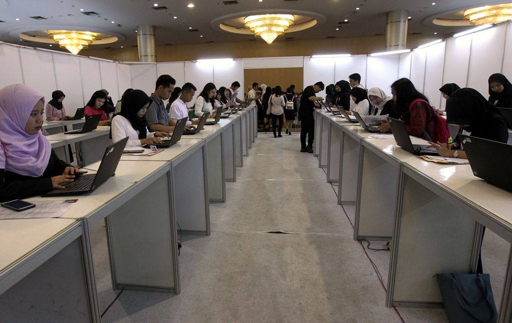 Pencari kerja melengkapi dokumen melamar kerja dengan menggunakan laptop yang telah disediakan panitia sebelum wawancara. Sekitar 4.000 pencari kerja memenuhi gedung Smesco, Convention Hall, Jakarta, Rabu (13/11/2019). 