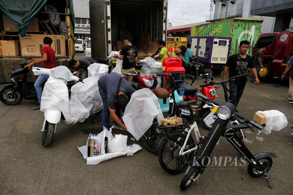 Pekerja merapikan kendaraan listrik yang akan dipajang di salah satu stan peserta Indonesia International Motor Show 2023 di Jakarta International Expo, Kemayoran, Jakarta, Rabu (15/2/2023). Pameran otomotif ini akan berlangsung pada 16-26 Februari 2023.