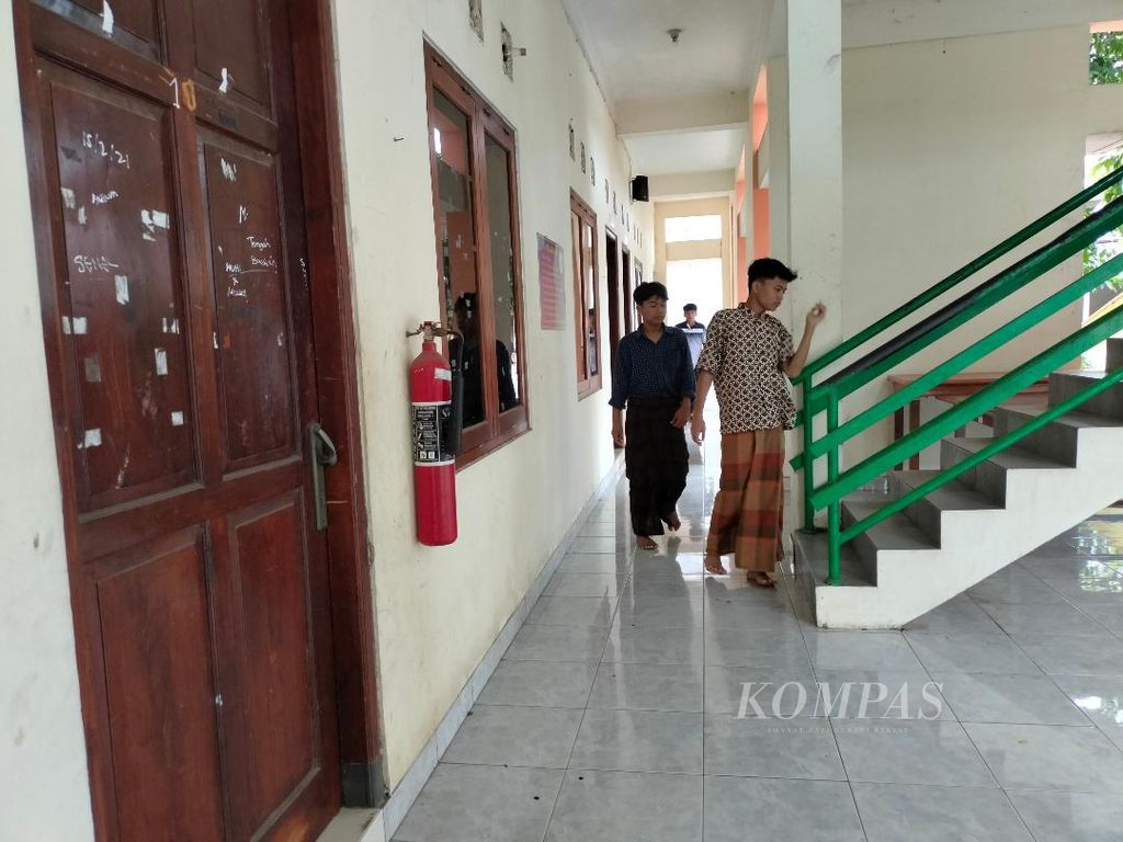 Sejumlah anak melintas menuju kamar-kamar mereka di lantai dua di LKSA Panti Asuhan Yatim Putra Muhammadiyah Yogyakarta, Sabtu (29/10/2022).