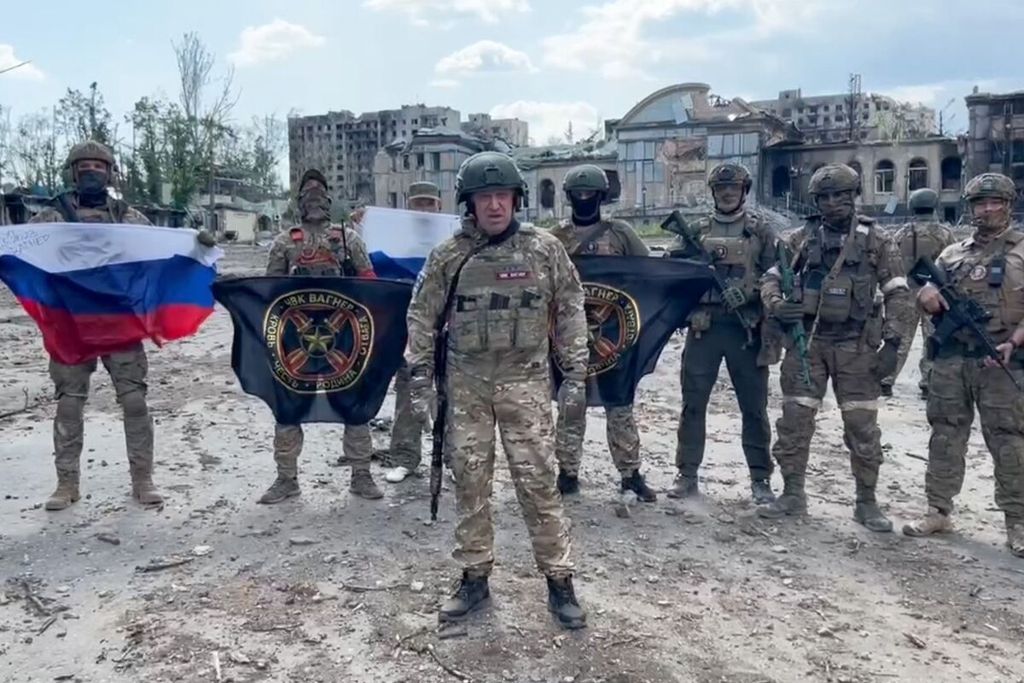 Pemimpin pasukan bayaran Rusia, Yevgeny Prigozhin (depan) di Bakhmut, Ukraina, pada 20 Mei 2023. Pada 23 Juni 2023, pemimpin perusahaan tentara bayaran yang dikenal sebagai Wagner itu mengumumkan serangan kepada tentara Rusia.