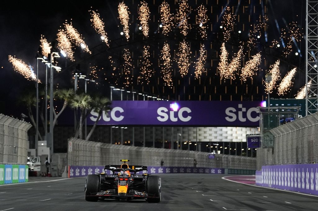 Pebalap tim Red Bull Sergio Perez menembus garis finis terdepan pada ajang F1 Arab Saudi Arabia di Sirkuit Jeddah Corniche, Jeddah, Minggu (19/3/2023). 