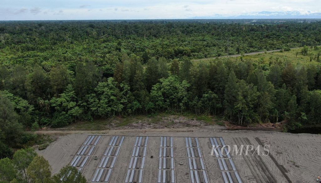 PT Freeport Indonesia mulai membuka lahan pertanian dalam skala yang lebih luas di dalam kawasan pusat penelitian dan pengembangan lahan <i>tailing</i> PT FI di MP 21, Mapurujaya, Kabupaten Mimika, Papua, Kamis (17/3/2022).