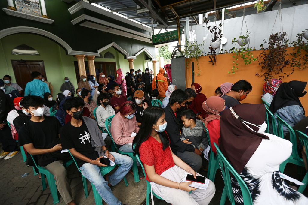 Antusiasme warga yang cukup tinggi dalam kegiatan gebyar vaksinasi Kota Tangerang di RW 004, Sudimara Pinang, Kecamatan Pinang, Kota Tangerang, Banten, Selasa (14/9/2021). 