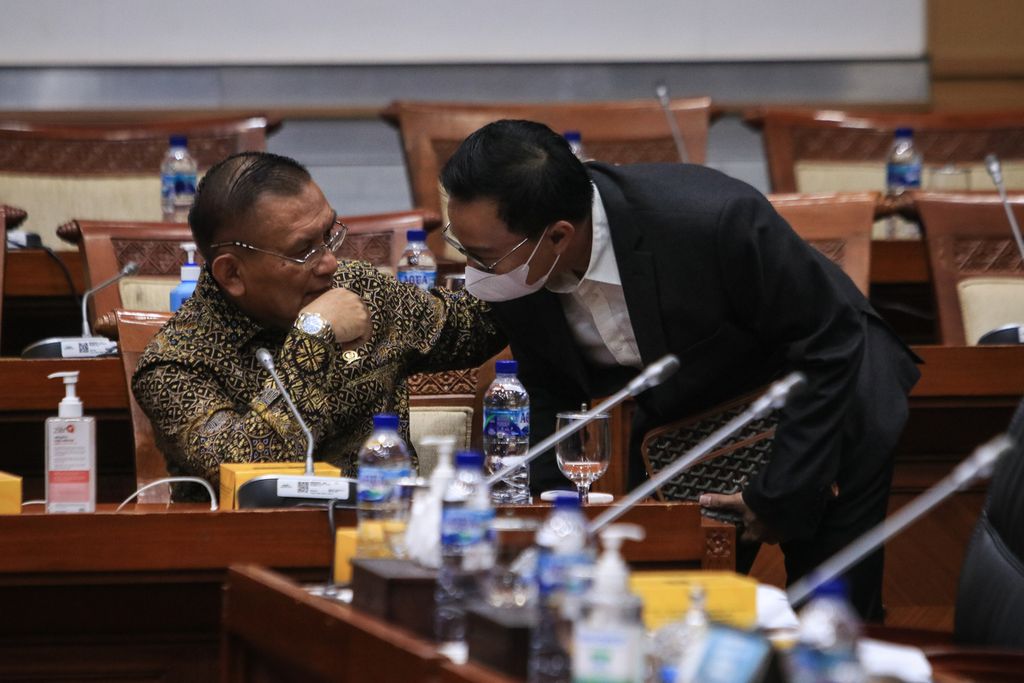 Wakil Ketua DPR Lodewijk Freidrich Paulus (kiri) berbincang dengan anggota Komisi I DPR, Bobby Adhityo Rizaldi, di Gedung Parlemen, Jakarta, Senin (28/11/2022). 