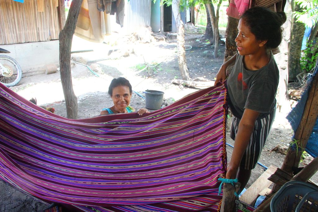 Warga negara Indonesia eks pengungsi Timor Timur mengerjakan tenun ikat di kamp pengungsian Tuapukan, Kabupaten Kupang, Nusa Tenggara Timur, Sabtu (15/2/2020). Diperlukan pemberdayaan ekonomi bagi mereka.
