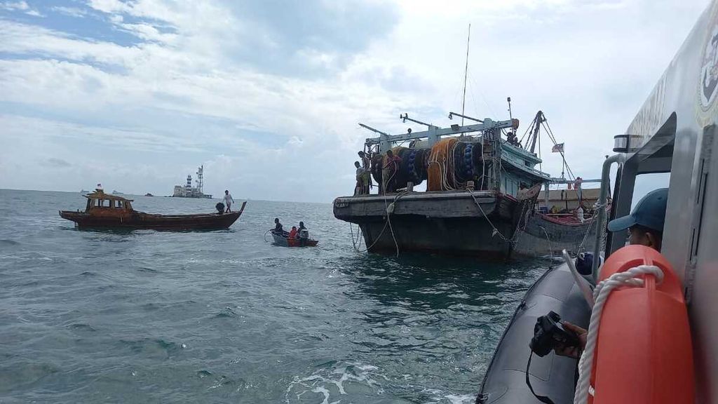 Aparat Satuan Polisi Air Kepolisian Resor Bintan, Kepulauan Riau, menjemput dua nelayan yang hanyut sampai ke perairan Malaysia, Rabu (19/7/2023). Nelayan asal Pulau Bintan itu diselamatkan oleh kapal pukat berbendera Malaysia.