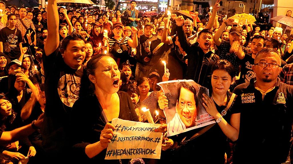 Sekitar 2.000 warga mengikuti aksi solidaritas penyalaan 1.000 lilin di Tugu Titik Nol Kota Medan, Sumatera Utara, Kamis (11/5) malam. Mereka menuntut penahanan Gubernur (non akitif) Basuki Tjahaja Purnama atau Ahok ditangguhkan.