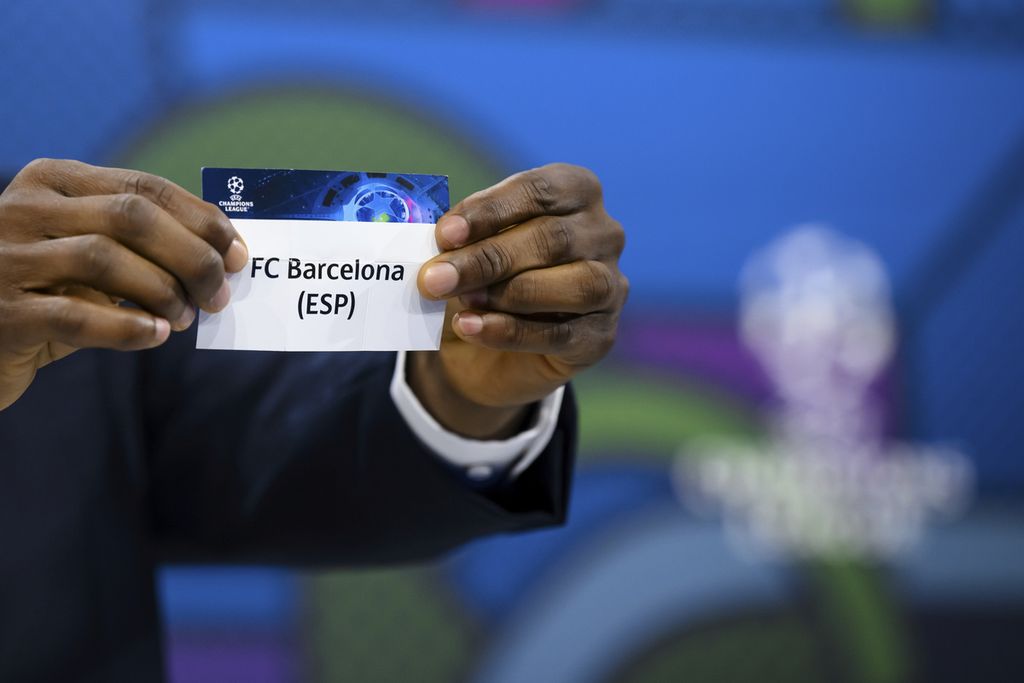 Mantan pesepak bola asal Nigeria sekaligus duta UEFA, John Obi Mikel, mengangkat kertas bertuliskan Barcelona saat undian pertandingan babak perempat final Liga Champions di markas UEFA di Nyon, Swiss, Jumat (15/3/2024). 
