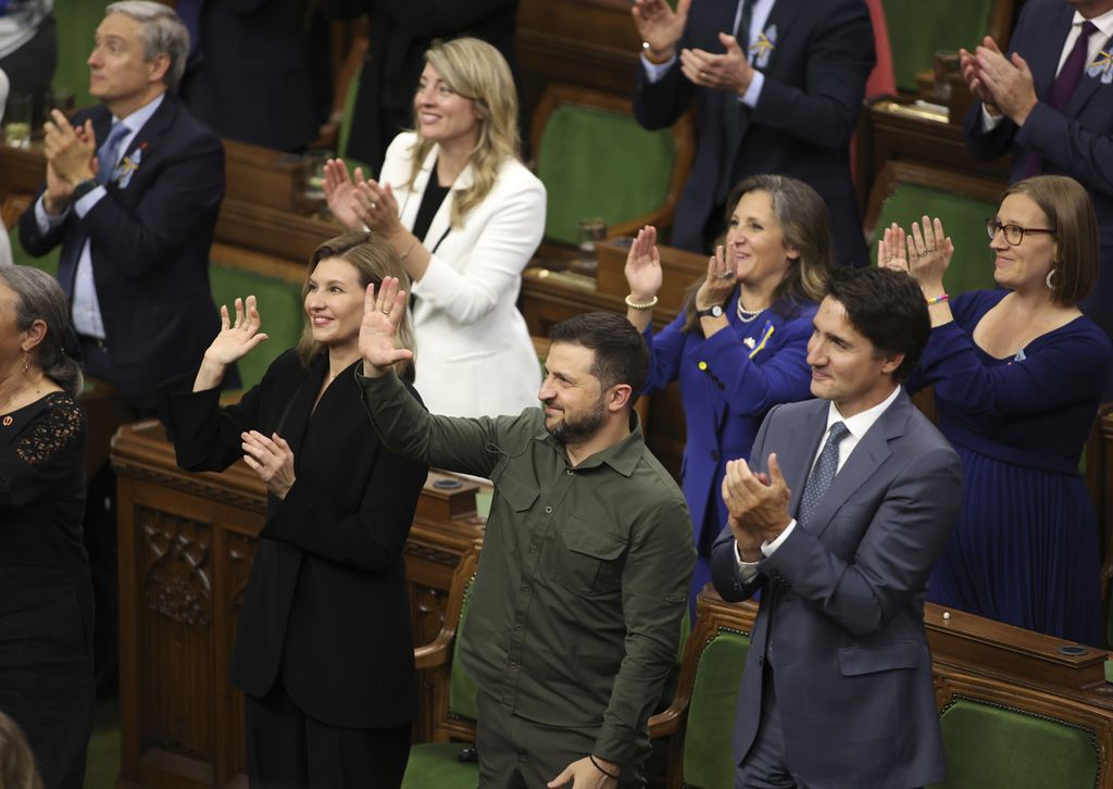 Perdana Menteri Kanada Justin Trudeau (kanan depan) dan Presiden Ukraina Volodymyr Zelenskyy menyambut Yaroslav Hunka yang ikut hadir di parlemen Kanada, Jumat (22/9/2023). Hunka merupakan mantan sukarelawan Nazi di Ukraina. Ia kini menjadi warga Kanada.